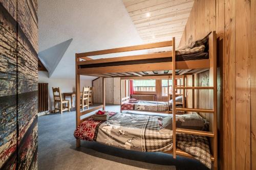 a bedroom with two bunk beds in a house at Coeur de Charmy Spa bien-être in Abondance