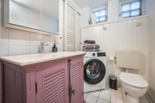 a bathroom with a washing machine and a toilet at Alte Polsterei in Nienstädt