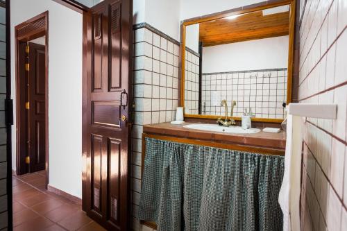a bathroom with a sink and a mirror at Casa Rural La Escalerilla in Teror