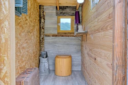 a small room in a tiny house with a window at Roulotte Appoline in Arrien-en-Bethmale
