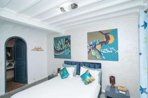 Un pat sau paturi într-o cameră la Tweets Hotel
