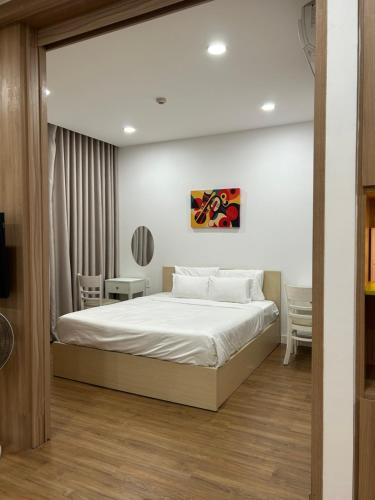 a bedroom with a large bed with white sheets at Căn hộ Republic Plaza gần Tân Sơn Nhất airport in Kon Rung (1)