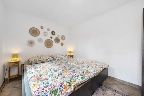 a bedroom with a bed and a white wall at Ferienwohnung Malia in Neubulach