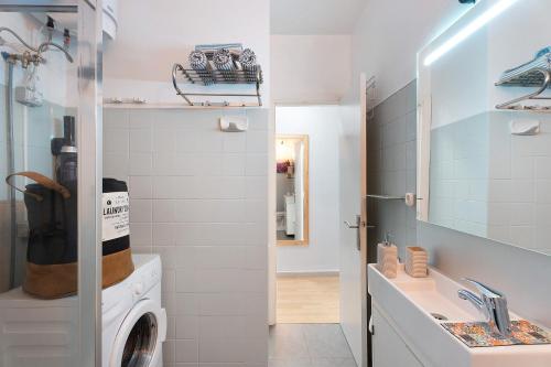 a bathroom with a washing machine and a sink at Olas del Atlántico in Tacoronte