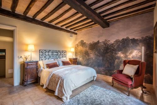 a bedroom with a bed and a painting on the wall at Brotes Appartamento Castagno in Sovicille