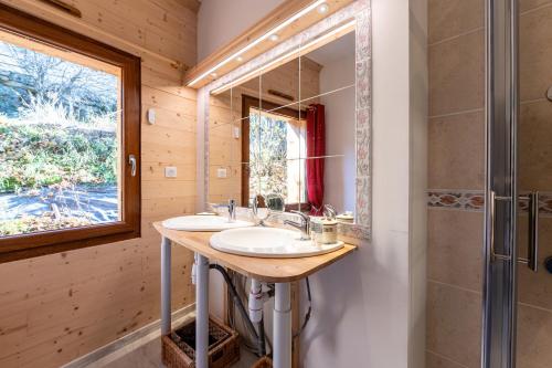 a bathroom with two sinks and a mirror at Chalet Les Menuires Val Thorens in Praranger