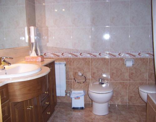a bathroom with a toilet and a sink at Casa Rural Barbonea in Lekunberri