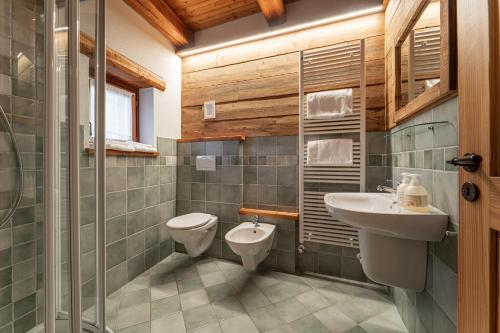 a bathroom with a toilet and a sink at Civico 7 in Marmora