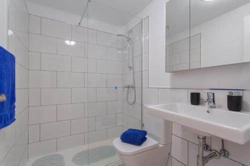 a bathroom with a toilet and a sink and a shower at Casa de la Calma in Corralejo