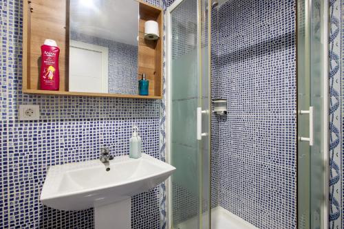 a bathroom with a sink and a shower at Apartamento Los Manantiales in Torremolinos