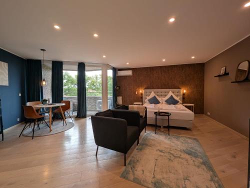 a bedroom with a bed and a living room at City Apartments Osnabrück - Balkon & Parken inklusive in Osnabrück