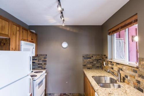 Η κουζίνα ή μικρή κουζίνα στο Whistler Blackcomb Vacation Rentals - Village North