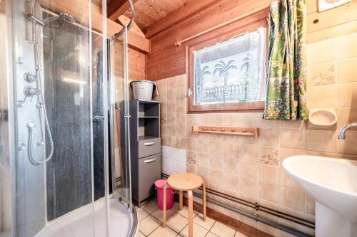 a bathroom with a shower and a sink at Chalet 4p Simple - La Gélinotte in Verchaix