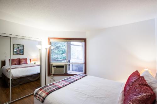 Ένα ή περισσότερα κρεβάτια σε δωμάτιο στο Whistler Blackcomb Vacation Rentals - Village North