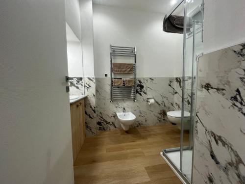 a bathroom with a toilet and a sink at Al Vicolo in Intra