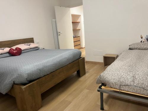 a bedroom with two beds in a room at Al Vicolo in Intra