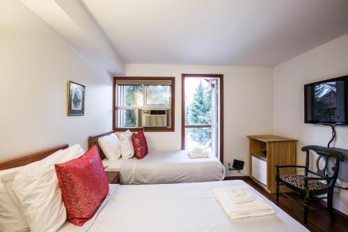 Postel nebo postele na pokoji v ubytování Whistler Blackcomb Vacation Rentals - Village North
