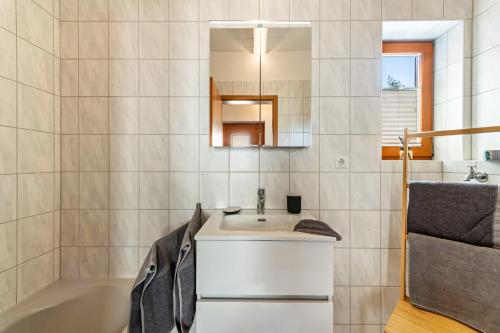 a bathroom with a sink and a bath tub at Naturnahe Ferienwohnung Deuerling in Deuerling