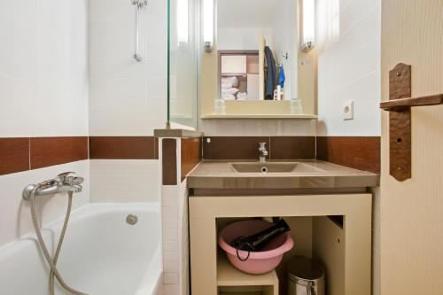a bathroom with a sink and a bath tub at Appartement Cap Esterel St Raphaël in Saint-Raphaël