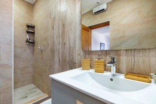a bathroom with a sink and a shower and a mirror at Ecoturismo Calblanque in Las Barracas