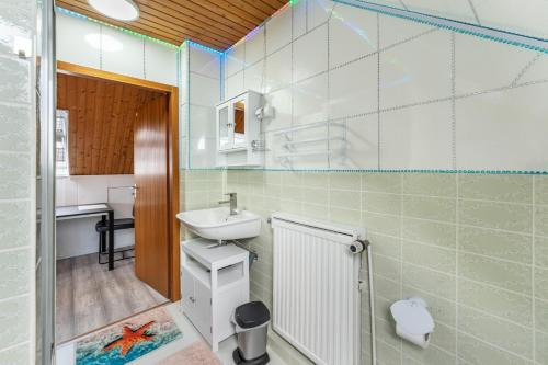 a bathroom with a sink and a mirror at Ferienwohnung Ostseeclick in Damp