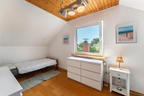 a bedroom with a bed and a window at Ferienwohnung Ostseeclick in Damp