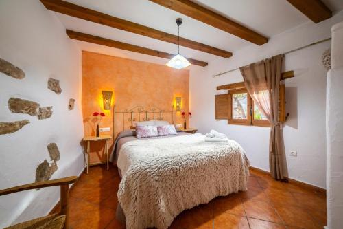 a bedroom with a bed and a window at C´antonia Y Manuel in Laroya