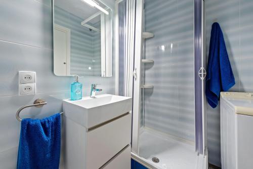 a bathroom with a sink and a shower at Vora Port in L'Ampolla