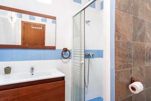 a bathroom with a sink and a shower at Chalet Rocío - solo familias in Conil de la Frontera