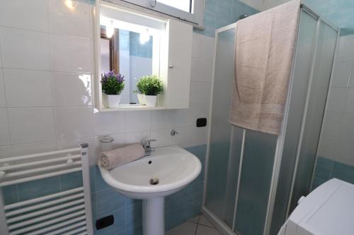 a bathroom with a sink and a shower at Casa vacanze Frida in Salento in Otranto
