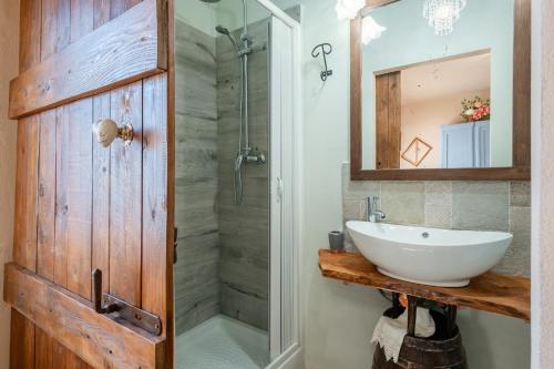 a bathroom with a sink and a shower at Da Susy - Aria condizionata in Pescia