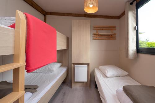 a small room with two bunk beds and a window at Chalet 25m2 - La Vieille in Plouhinec