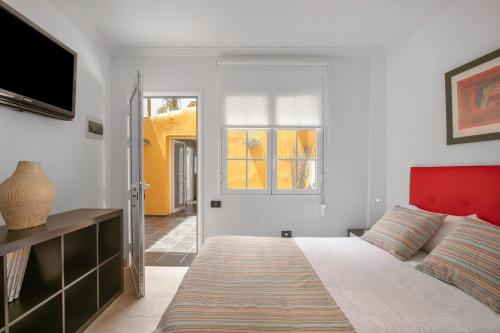 a bedroom with a large bed with a red headboard at Paraíso Radazul in Radazul