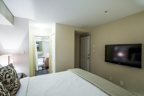 Μια τηλεόραση ή/και κέντρο ψυχαγωγίας στο Whistler Blackcomb Vacation Rentals - Village North
