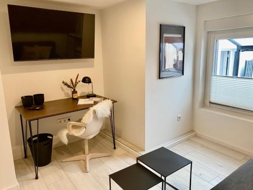 a home office with a desk and a chair at Ferienwohnung Nele in Plettenberg