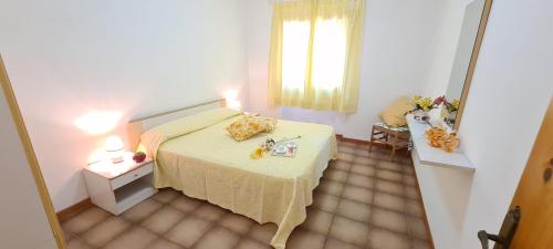 a small bedroom with a bed and a window at Villa Vanna Bilo A - bilocale in Capoliveri