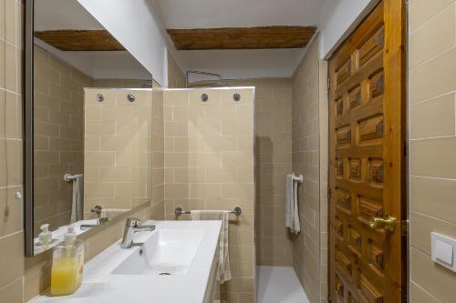 a bathroom with a sink and a mirror at Mayor 10 in Ejulve