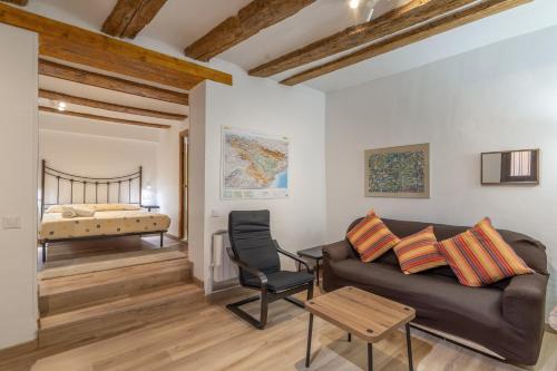 a living room with a couch and a bed at Mayor 10 in Ejulve
