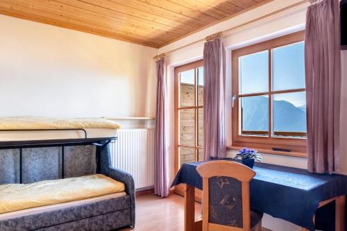 a bedroom with a bunk bed and a window at Weingartnerhof Calendula in San Genesio Atesino