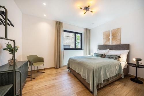 a bedroom with a bed and a window at Videre Lodge Gantkofel in Gargazzone