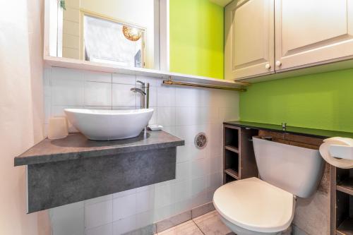 un baño con lavabo e inodoro en Obofix, en Vallabrix