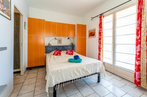 Un dormitorio con una cama con lazos rojos. en Obofix, en Vallabrix