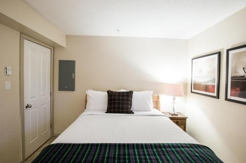 Ένα ή περισσότερα κρεβάτια σε δωμάτιο στο Whistler Blackcomb Vacation Rentals - Village North