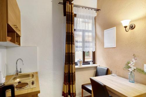 a kitchen with a table and a sink and a window at Traumschlüsselchen in Braubach