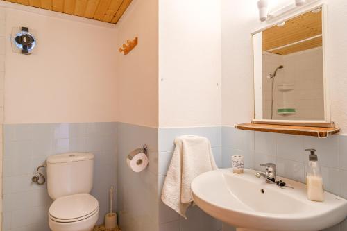 a bathroom with a toilet and a sink at Can Consul in San Juan Bautista