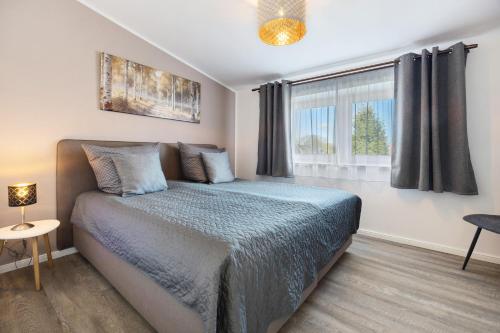 a bedroom with a bed and a window at Apartment am Tor zu Hamburg in Neu Wulmstorf