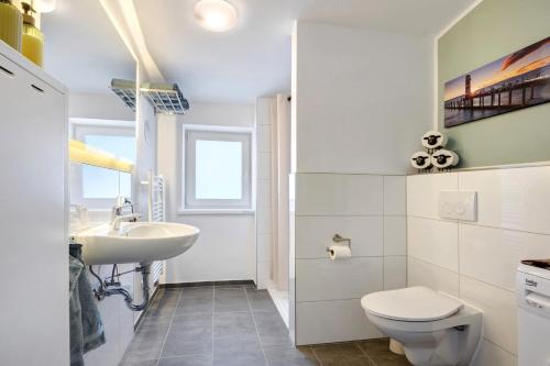 a bathroom with a sink and a toilet at Apartment am Tor zu Hamburg in Neu Wulmstorf
