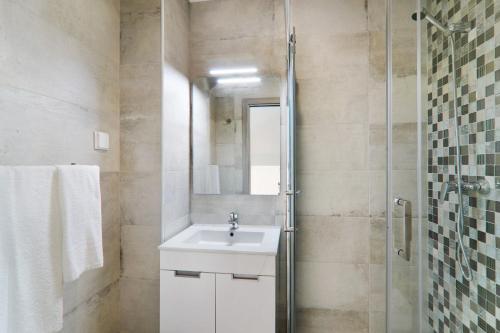 a bathroom with a sink and a shower at Casa Lopes in Fuzeta