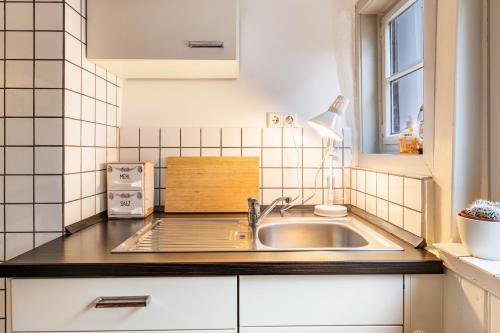a kitchen with a sink and a window at Fachwerkhaus Für Dich in Eberbach