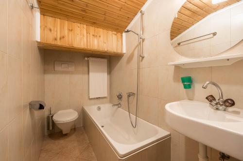 a bathroom with a sink and a toilet and a tub at Untervernatsch Fewo Edelweiss in Senales